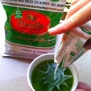 В тайский молочный зеленый чай наливают молоко